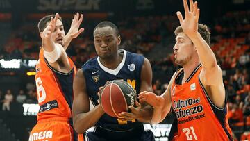 GRAF4035. VALENCIA, 01/04/2018.- El p&iacute;vot belga del UCAM Murcia, Kevin Tumba (c), trata de vencer la oposici&oacute;n de los jugadores del Valencia Basket, el alero Alberto Abalde (i) y el p&iacute;vot alem&aacute;n Tibor Pleiss (d), durante el partido de la jornada 25 de la Liga Endesa que disputan esta tarde en en el Pabell&oacute;n de la Fuente de San Luis. EFE/Kai F&ouml;rsterling