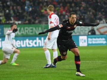 El delantero mexicano anotó dos goles en la victoria a domicilio de los suyos frente al Augsburgo. PUBLICADA 18/02/17 NA MA16 1COL