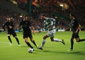 Busquets y Bartra con Samaras.