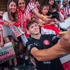 El Girona enamora a su afición con el entrenamiento a puertas abiertas