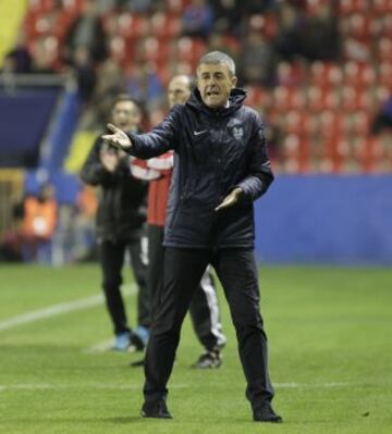 Lucas Alcaraz entrenador del Levante, durante el partido de vuelta de dieciseisavos de final de la Copa del Rey de fútbol que se disputa esta noche en el estadio Ciutat de València. 