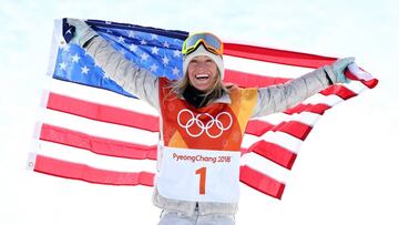 Jamie Anderson posa con la bandera de Estados Unidos tras proclamarse campeona olímpica de Slopestyle en los Juegos de Pyeongchang.