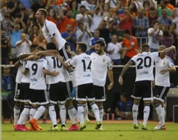 1-0. Rodrigo celebró el primer tanto con sus compañeros.