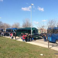 Los hinchas del Lega, retenidos 1 hora en un polígono de Sevilla