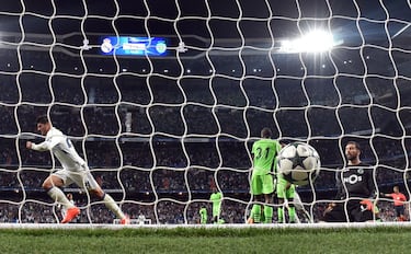 Con el tiempo ya cumplido, un espléndido centro de James desde la banda izquierda del ataque blanco, fue rematado de manera violentísima por Morata. La potencia del remate hizo que Rui Patricio no pudiera detener el remate. El campeón empezaba la defensa con triunfo...