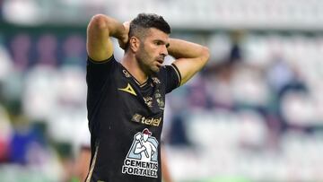 Emmanuel Gligiotti se lamenta en un partido del León