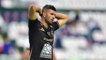 Emmanuel Gligiotti se lamenta en un partido del Le&oacute;n