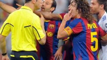 <b>PRESIÓN. </b>Mascherano y Puyol acosan al árbitro ante Xabi Alonso.