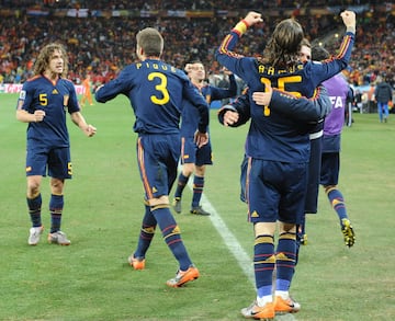 Los jugadores españoles dieron la vuelta de honor al Soccer City de Johanesburgo como campeones del mundo.