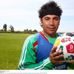 Hugo Sánchez a Santiago Giménez: “Vete del Feyenoord”