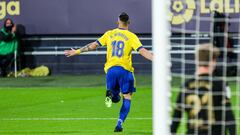 Negredo, del C&aacute;diz, festeja su gol ante el Bar&ccedil;a.