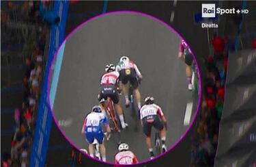 Gaviria gana tercera etapa por descalificación de Viviani