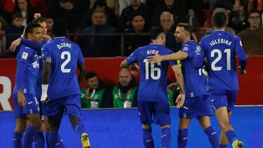 SEVILLA, 16/12/2023.- El centrocampista inglés del Getafe Mason Greenwood (i) celebra con sus compañeros el gol marcado de penalti ante el Sevilla, tercero para el conjunto madrileño, durante el partido de la jornada 17 de LaLiga EA Sports que Sevilla FC y Getafe CF disputan este sábado en el estadio Sánchez-Pizjuán, en Sevilla. EFE/José Manuel Vidal