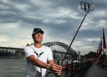 Rafa Nadal se hace un selfie en la ciudad de Sydney, antes de participar en el partido de exhibición de dobles en el Allphones Arena.