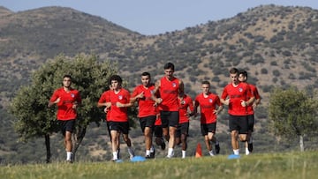 Savic, Correa y Trippier, con algunos canteranos, en la pretemporada en Los &Aacute;ngeles de San Rafael del verano pasado. 