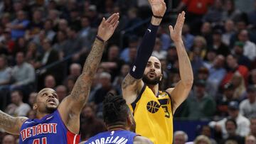 GFX01. SALT LAKE CITY (UT, EE.UU.), 13/03/2018. El escolta de los Utah Jazz Ricky Rubio (d) en acción ante el escolta Jameer Nelson (i) y el alero Eric Moreland (c) de Detroit Pistons durante un partido de la NBA hoy, martes 13 de marzo de 2018, en