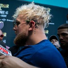 What incident happened between Floyd Mayweather and Jake Paul?