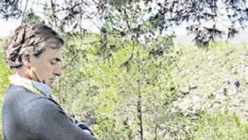 <b>MUY ATENTO. </b>Sainz comprueba el tiempo de su cronómetro justo cuando Dani Sordo pasa ante él.