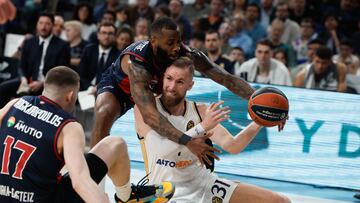 El escolta bosnio del Real Madrid Dzanan Musa defiende la posesi¨®n ante Codi Miller-McIntyre y Nikos Rogkavopoulus, ambos del Baskonia.