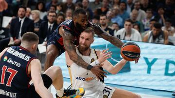 El escolta bosnio del Real Madrid Dzanan Musa defiende la posesión ante Codi Miller-McIntyre y Nikos Rogkavopoulus, ambos del Baskonia.