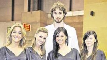 <b>SOBREMARCADO. </b>Pau Gasol fue el centro de todas las miradas en el Salón del Automóvil de Madrid.