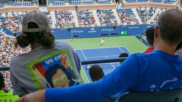 New York (United States), 26/08/2023.- The crowd watches a practice session between Daniil Medvedev of Russia and Novak Djokovic of Serbia during Arthur Ashe Kids' Day at Arthur Ashe Stadium in the USTA National Tennis Center in Flushing Meadows, New York, USA, 26 August 2023. The US Open runs from 28 August through 10 September. (Tenis, Rusia, Nueva York) EFE/EPA/SARAH YENESEL
