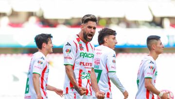 Milton Giménez festeja un gol con el Necaxa-