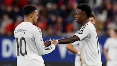 Soccer Football - LaLiga - Osasuna v Real Madrid - El Sadar Stadium, Pamplona, Spain - February 21, 2026 Real Madrid's Kylian Mbappe and Vinicius Junior REUTERS/Vincent West