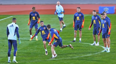 Yeremi Pino y Gavi disputan un balón en medio de un rondo.