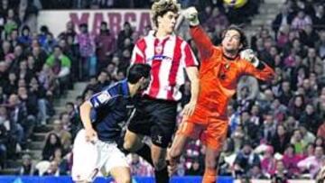 <b>DESBORDADO. </b>El portero de Osasuna Ricardo despeja un balón a cabezazo de Fernando Llorente.