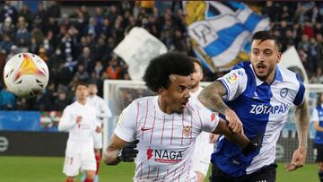 Kounde ante Joselu en el último partido de Mendizorroza.