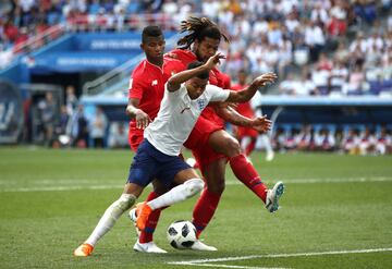 Román Torres y Jesse Lingard pugnaban por un balón y el colegia decretó falta del panameño dentro del área. Harry Kane no falló desde los 11 metros.