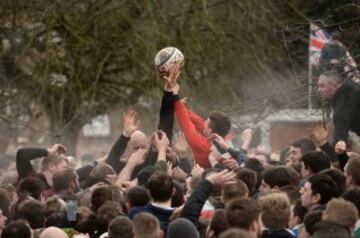 En Ashbourne se celebra todos los años el tradicional partido de fútbol medieval inglés en el que la mitad del pueblo intenta llevar el balón (relleno de corcho para poder flotar) hasta el molino del equipo rival para anotar. Sólo una persona tiene el privilegio de marcar por cada equipo.