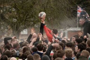 En Ashbourne se celebra todos los años el tradicional partido de fútbol medieval inglés en el que la mitad del pueblo intenta llevar el balón (relleno de corcho para poder flotar) hasta el molino del equipo rival para anotar. Sólo una persona tiene el privilegio de marcar por cada equipo. 