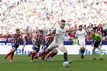 Atlético de Madrid 2-2 Sevilla | Ocampos engañó a Oblak desde los once metros. El penalti vino de una falta de Trippier sobre el propio Ocampos dentro del área. 