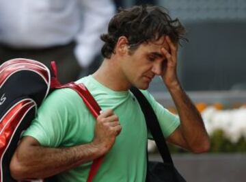 Roger Federer se va triste tras perder contra Kei Nishikori.