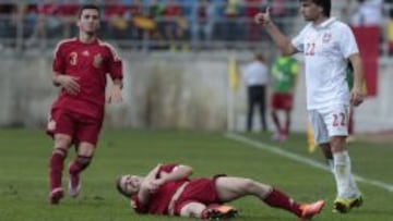 Muniain en el suelo doliéndose del hombro.