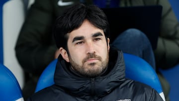 LEGANÉS (MADRID), 26/01/2025.- El entrenador del FC Barcelona Pere Romeu, durante el calentamiento previo a la final de la Supercopa femenina de fútbol que disputan FC Barcelona y Real Madrid este domingo en el estadio de Butarque en Leganés. EFE/Mariscal