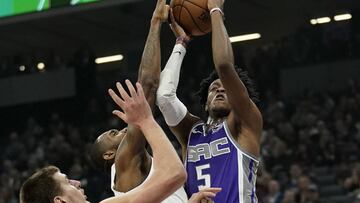 JGM01. Sacramento (United States), 07/01/2018.- Sacramento Kings guard De'Aaron Fox (R) goes to the basket as Denver Nuggets guard Will Barton (C) and Denver Nuggets center Nikola Jokic of Serbia (L) defend during the first half of their NBA game at Golden 1 Center in Sacramento, California, USA, 06 January 2018. (Baloncesto, Estados Unidos) EFE/EPA/JOHN G. MABANGLO