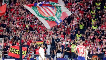 Afici¨®n del Atl¨¦tico en el Metropolitano durante un derbi en 2018.