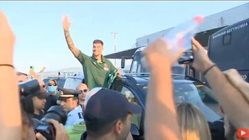 Juancho Hernang¨®mez, recibido en Atenas por los aficionados del Panathinaikos.