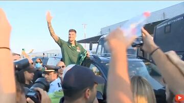 Juancho Hernangómez, recibido en Atenas por los aficionados del Panathinaikos.