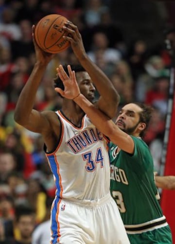 Hasheem Thabeet (34) de los Oklahoma City Thunder recibe la defensa de Joakim Noah (13) de los Chicago Bulls.