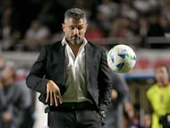 Atletico Nacional's Argentine head coach Javier Gandolfi gestures during the Copa Libertadores round of 16 second leg football match between Brazil's Sao Paulo and Colombia's Atletico Nacional at the Morumbi Stadium in Sao Paulo, Brazil on August 19, 2025. (Photo by NELSON ALMEIDA / AFP)