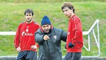 <b>PENDIENTE. </b>Mané alecciona en los movimientos a sus defensas titulares durante el entrenamiento de ayer en Lezama.