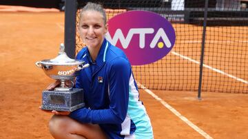 Karolina Pliskova posa con el título de campeona del Torneo de Roma tras ganar en la final a Johanna Konta.