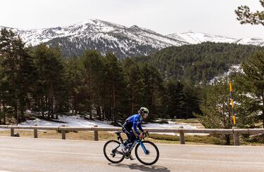 La subida deja en su mayor parte a la estación de Valdesquí a la izquierda de la carretera en el sentido de la ascensión. Algunos tramos todavía contienen nieve caída a inicios de marzo, algo que se espera que desaparezca próximamente por las altas temperaturas.
