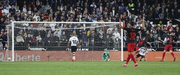 0-1. Marcos Llorente marcó el primer gol.
