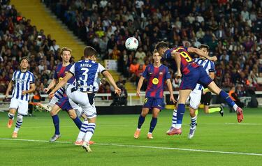 2-1. Lamine Yamal, que entraba al campo un minuto antes, se va de Sergio Gómez y cuelga un balón perfecto para el cabezazo de Robert Lewandowski y anotar.