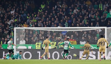 0-1. Rui Costa observa como Raphinha marca el primer tanto.